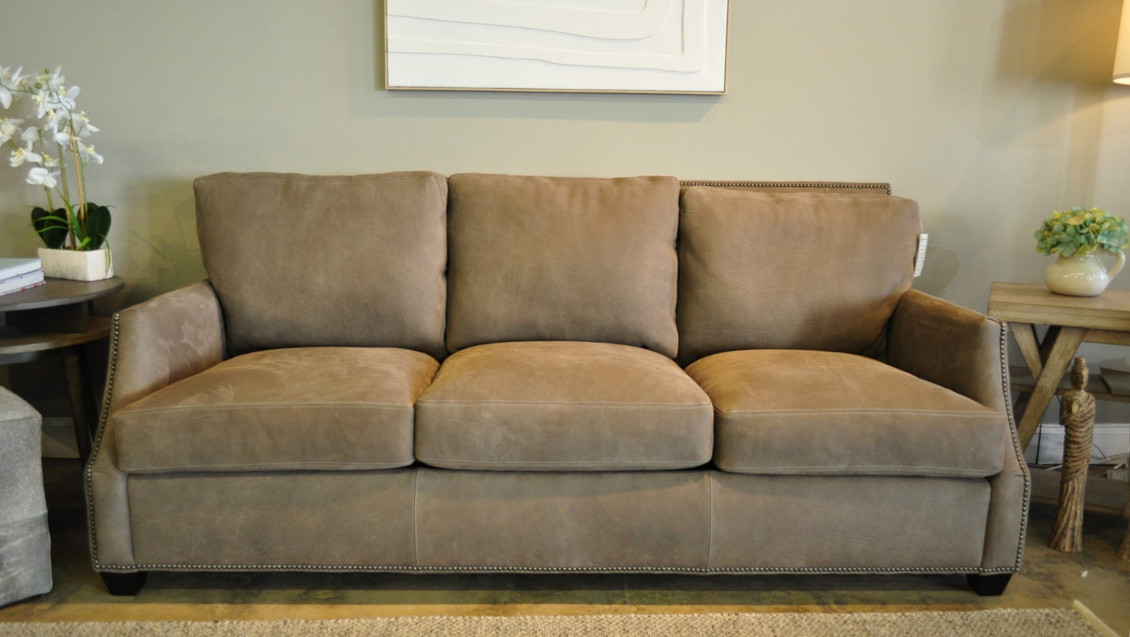 Choosing a sofa with cushions or a tight back - Uptown Sebastian